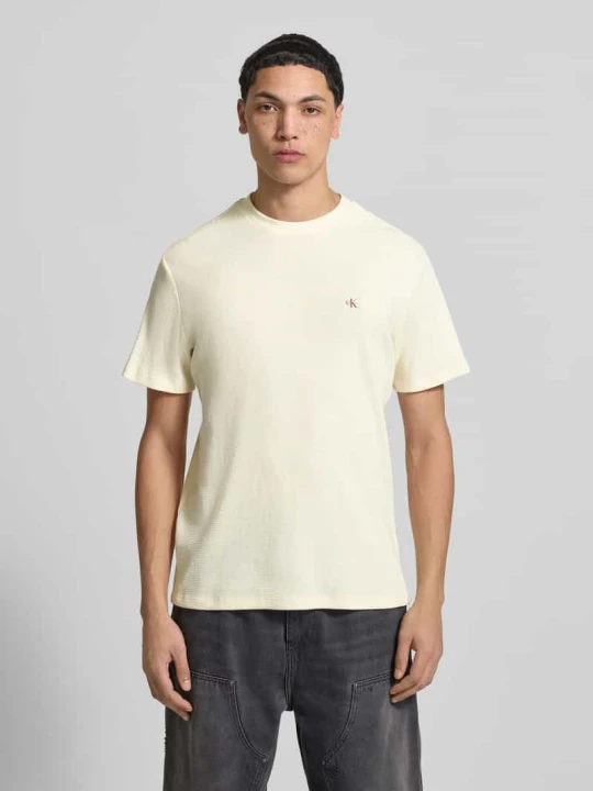 Zdjęcie produktu T-shirt w kroju regular fit z naszywką z logo Calvin Klein Jeans Beżowy