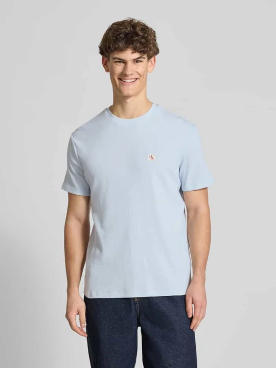 Zdjęcie produktu T-shirt w kroju regular fit z naszywką z logo Calvin Klein Jeans Jasnoniebieski