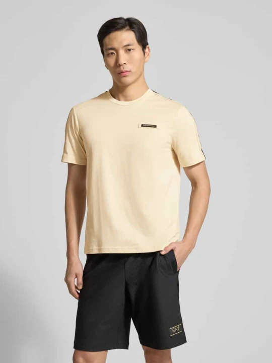 Zdjęcie produktu T-shirt w kroju regular fit z naszywką z logo EA7 Emporio Armani Piaskowy