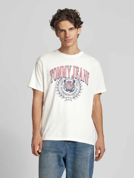 Zdjęcie produktu T-shirt z bawełny z nadrukiem z motywem model ‘VARSITY TIGER’ Tommy Jeans Złamany biały