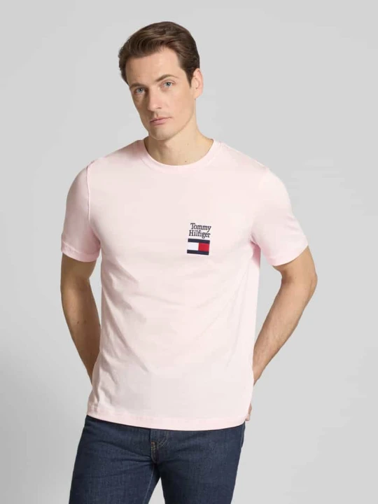 Zdjęcie produktu T-shirt z czystej bawełny w kroju regular fit model 'BRAND LOVE TEXT' Tommy Hilfiger Różowy