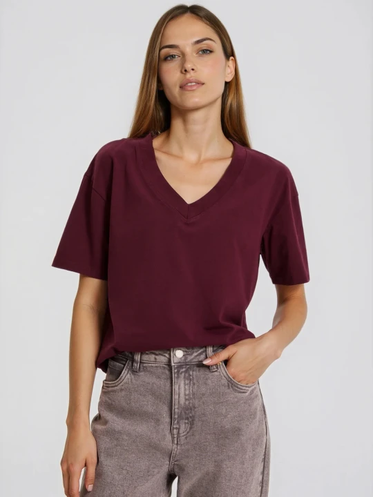 Zdjęcie produktu T-shirt z dekoltem w serek burgundowy Moodo