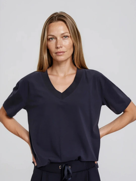 Zdjęcie produktu T-shirt z dekoltem w serek granatowy Moodo