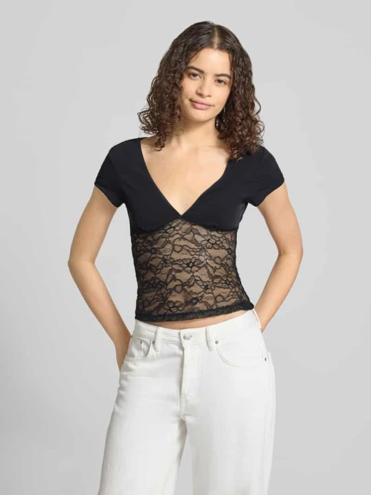 Zdjęcie produktu t-shirt z dekoltem w serek i koronką Gina Tricot Czarny