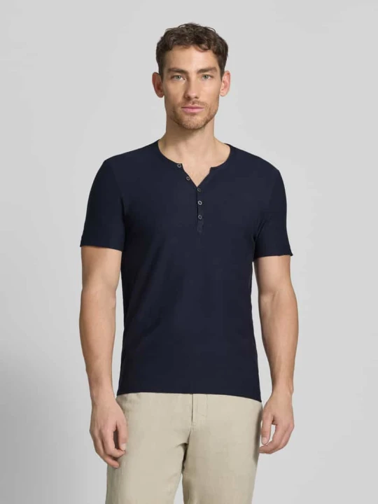 Zdjęcie produktu t-shirt z dekoltem w serek i listwą guzikową MCNEAL Ciemnoniebieski