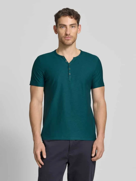 Zdjęcie produktu t-shirt z dekoltem w serek i listwą guzikową MCNEAL Butelkowy zielony
