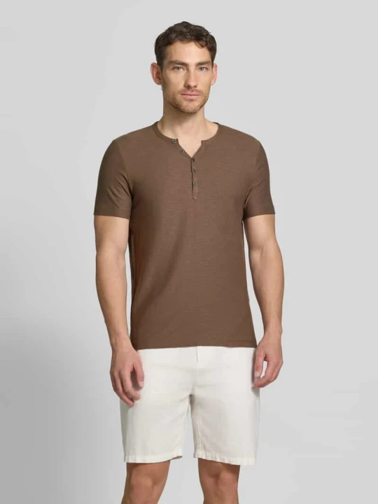 Zdjęcie produktu t-shirt z dekoltem w serek i listwą guzikową MCNEAL Średniobrązowy