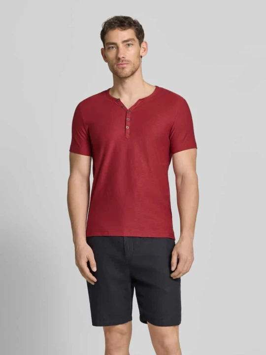 Zdjęcie produktu t-shirt z dekoltem w serek i listwą guzikową MCNEAL
