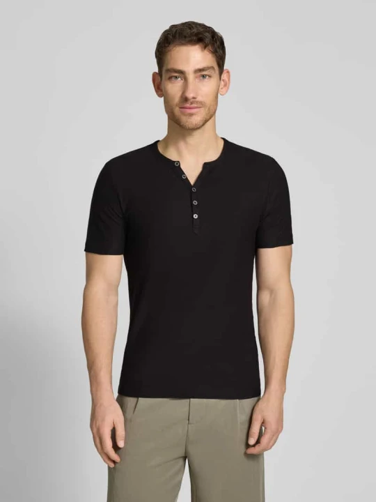 Zdjęcie produktu t-shirt z dekoltem w serek i listwą guzikową MCNEAL Czarny