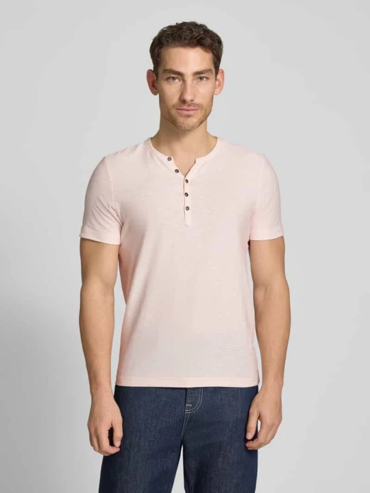 Zdjęcie produktu t-shirt z dekoltem w serek i listwą guzikową MCNEAL Jasnoróżowy
