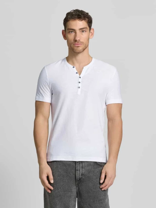Zdjęcie produktu t-shirt z dekoltem w serek i listwą guzikową MCNEAL Biały