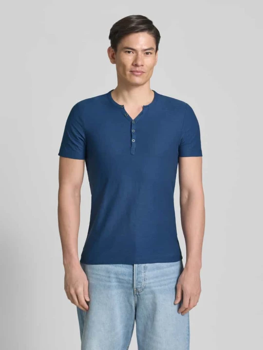 Zdjęcie produktu t-shirt z dekoltem w serek i listwą guzikową MCNEAL