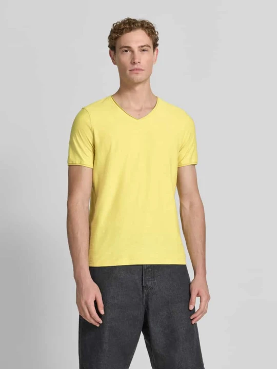 Zdjęcie produktu t-shirt z dekoltem w serek i zrolowanym brzegiem MCNEAL Musztardowy