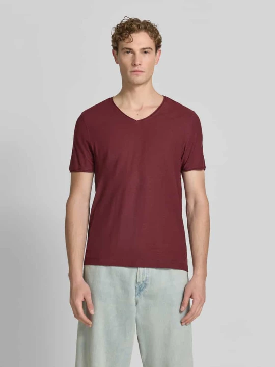 Zdjęcie produktu t-shirt z dekoltem w serek i zrolowanym brzegiem MCNEAL Ciemnoczerwony