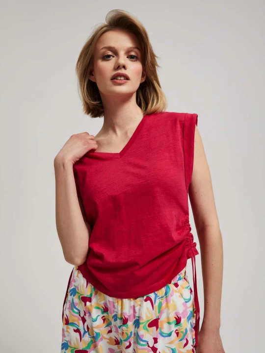 Zdjęcie produktu T-shirt z dekoltem w serek truskawkowy Moodo