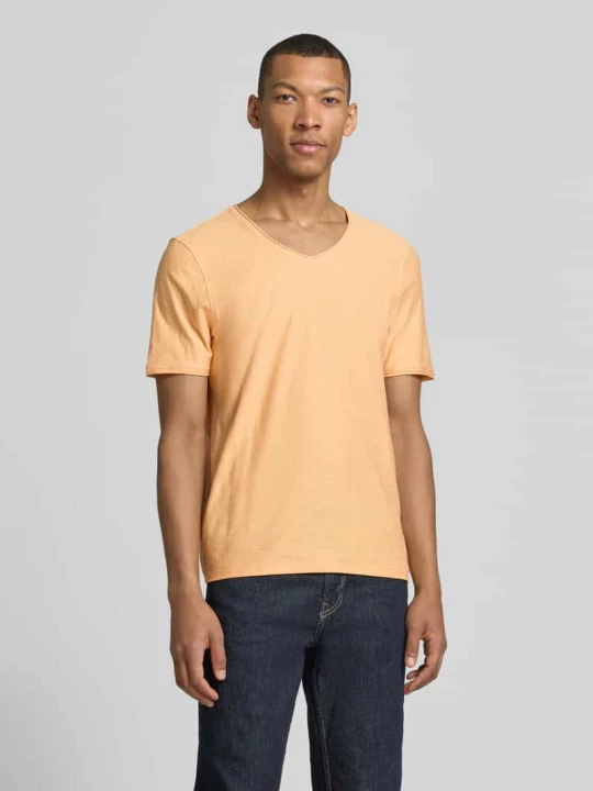 Zdjęcie produktu T-shirt z dekoltem w serek w kroju regular fit MCNEAL Łososiowy