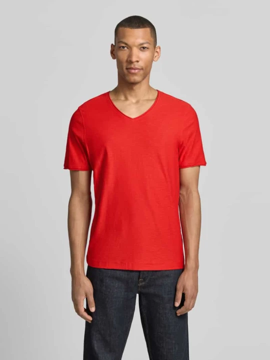 Zdjęcie produktu T-shirt z dekoltem w serek w kroju regular fit MCNEAL Czerwony