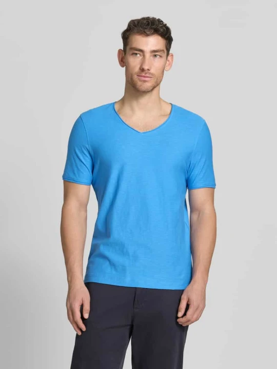 Zdjęcie produktu T-shirt z dekoltem w serek w kroju regular fit MCNEAL Błękitno-niebieski