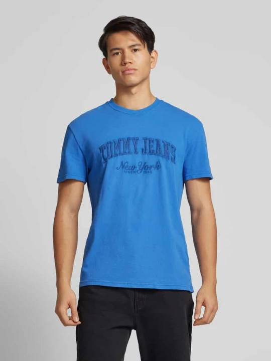 Zdjęcie produktu T-shirt z detalami z logo Tommy Jeans Królewski niebieski