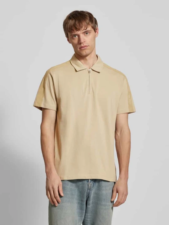 Zdjęcie produktu Koszulka polo z detalem z logo Calvin Klein Jeans Beżowy