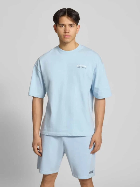 Zdjęcie produktu t-shirt z detalem z logo REVIEW Jasnoniebieski