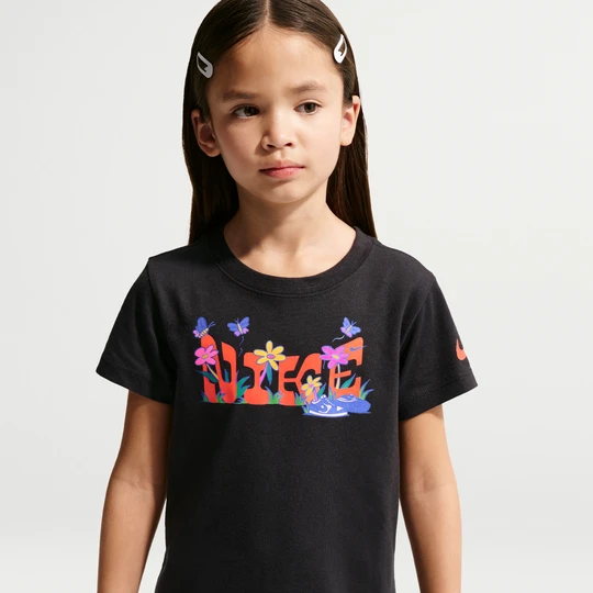 Zdjęcie produktu T-shirt z dżerseju z kwiatowym wzorem dla małych dzieci Nike - Czerń