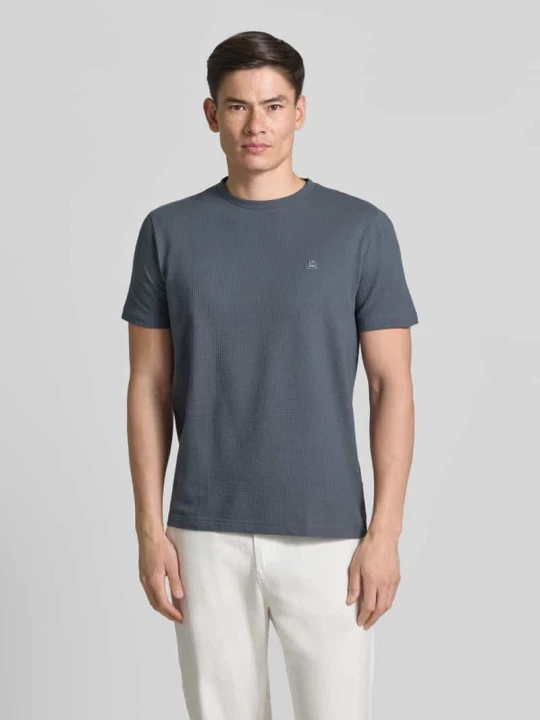 Zdjęcie produktu t-shirt z fakturowanym wzorem i wyhaftowanym logo Lerros