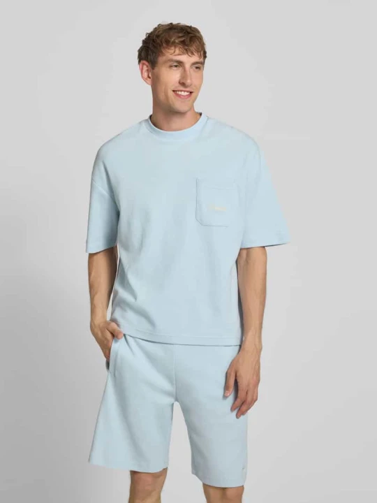 Zdjęcie produktu t-shirt z fakturowanym wzorem i wyhaftowanym logo PROHIBITED Jasnoniebieski