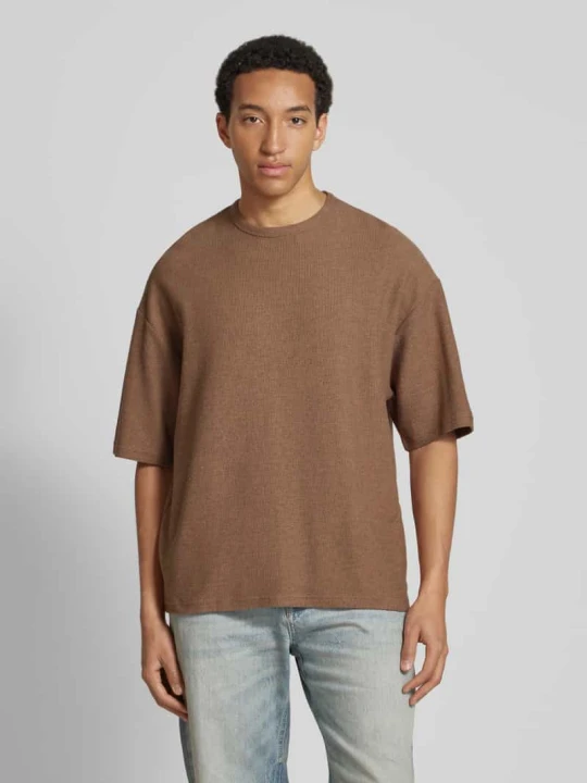 Zdjęcie produktu T-shirt z fakturowanym wzorem REVIEW Ziemisty brązowy
