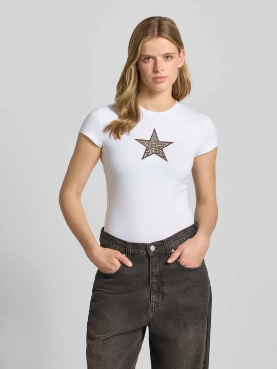 Zdjęcie produktu t-shirt z haftem i okrągłym dekoltem REVIEW Biały