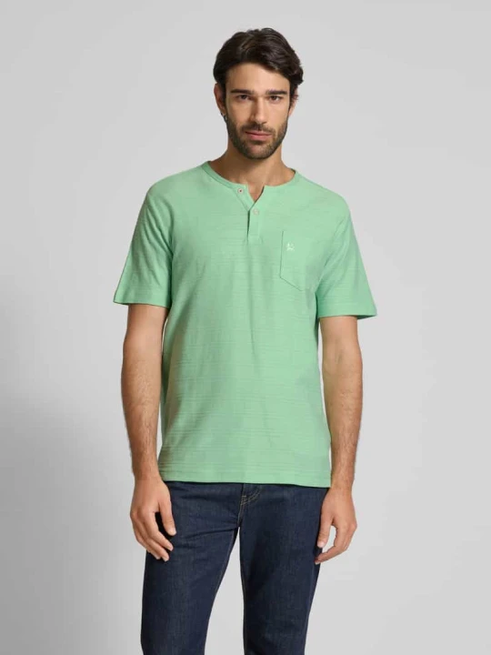 Zdjęcie produktu T-shirt z kieszenią na piersi i wyhaftowanym logo model ‘SERAFINO’ Lerros Miętowy