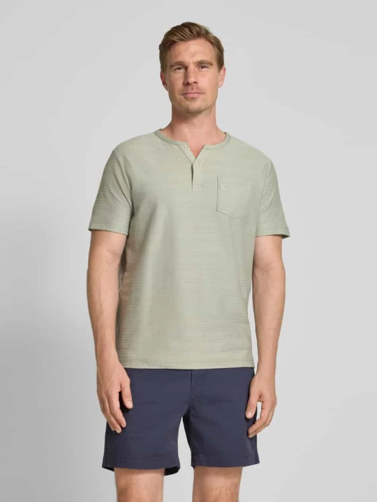 Zdjęcie produktu T-shirt z kieszenią na piersi i wyhaftowanym logo model ‘SERAFINO’ Lerros Limonkowy