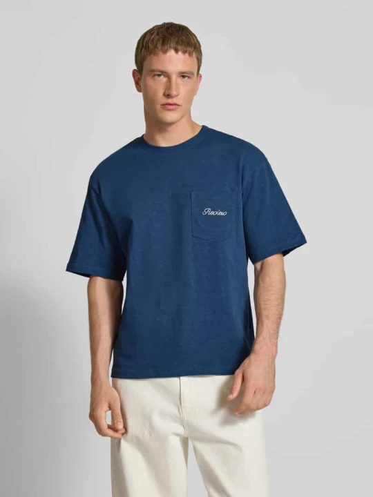 Zdjęcie produktu T-shirt z kieszenią na piersi i wyhaftowanym logo REVIEW Ciemnoniebieski