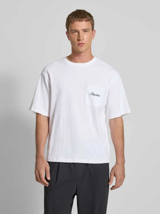 Zdjęcie produktu T-shirt z kieszenią na piersi i wyhaftowanym logo REVIEW Złamany biały