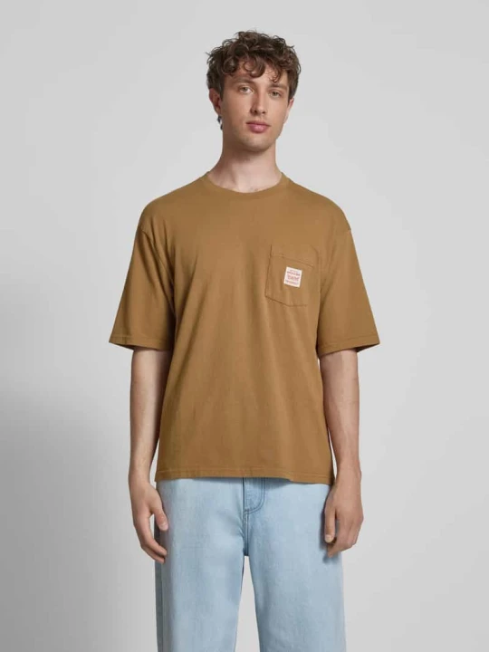 Zdjęcie produktu T-shirt z kieszenią na piersi Levi's Koniakowy