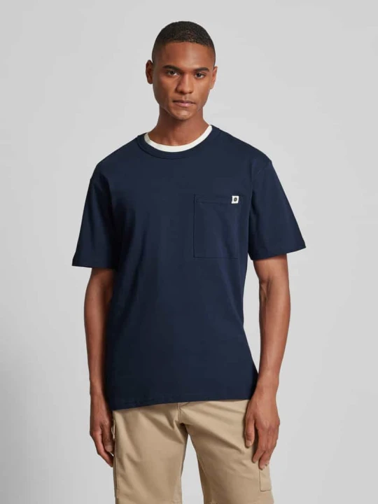 Zdjęcie produktu T-shirt z kieszenią na piersi model ‘AKRUNE’ Anerkjendt Ciemnoniebieski