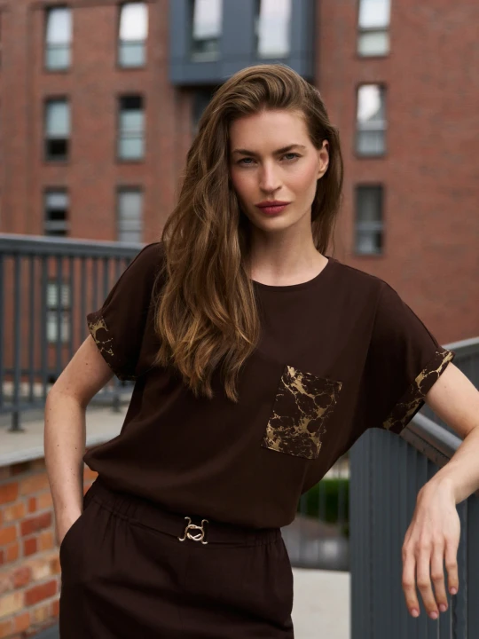 Zdjęcie produktu T-shirt z kieszonką brązowy Moodo