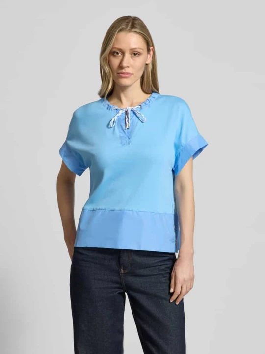 Zdjęcie produktu t-shirt z kołnierzem z lamówką i trokiem Marc Cain Błękitno-niebieski