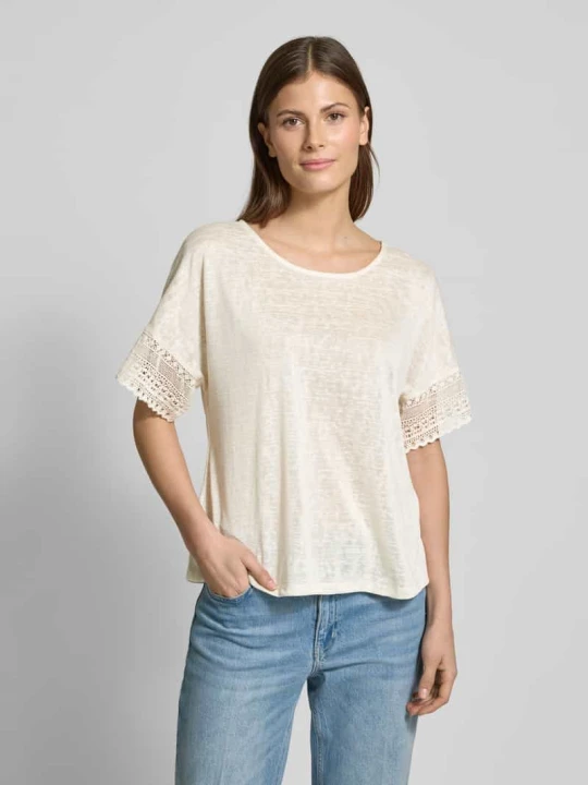 Zdjęcie produktu T-shirt z koronką szydełkową model ‘NULAN’ Vila Złamany biały
