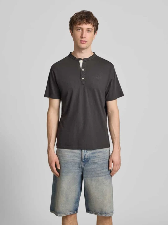 Zdjęcie produktu t-shirt z krótką listwą guzikową Superdry Czekoladowy