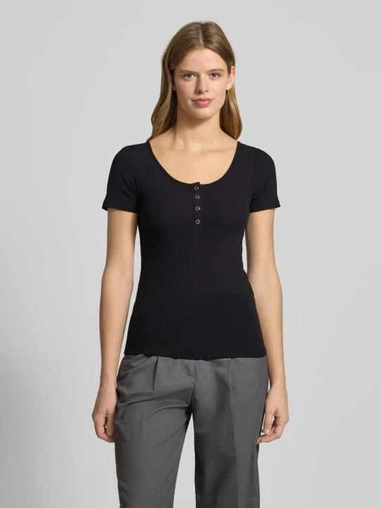 Zdjęcie produktu T-shirt z krótką listwą z zatrzaskami model 'KITTE' Pieces Czarny