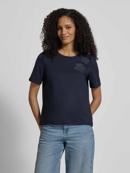 Zdjęcie produktu T-shirt z kwiatowymi aplikacjami i okrągłym dekoltem Christian Berg Granatowy