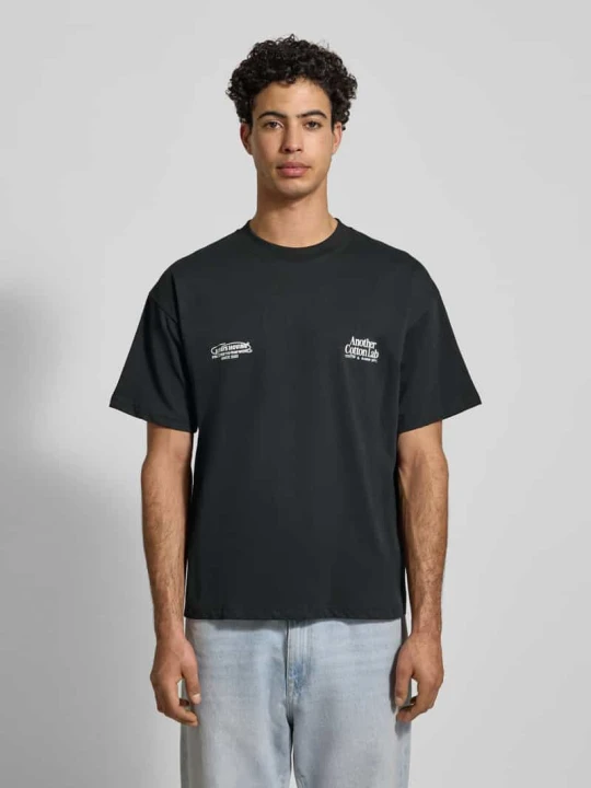 Zdjęcie produktu T-shirt z nadrukiem etykiety Another Cotton Lab Czarny