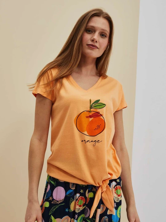 Zdjęcie produktu T-shirt z nadrukiem i dekoltem w serek brzoskwiniowy Moodo