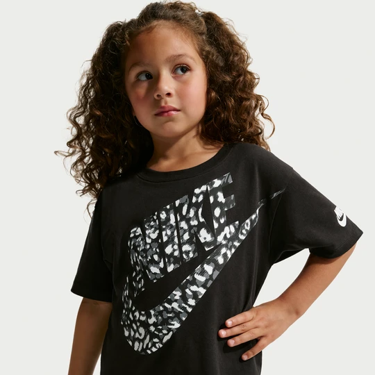 Zdjęcie produktu T-shirt z nadrukiem imitującym zwierzęce umaszczenie dla małych dzieci Nike - Czerń