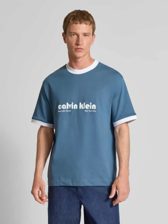 Zdjęcie produktu T-shirt z nadrukiem z logo Calvin Klein Jeans Jeansowy niebieski