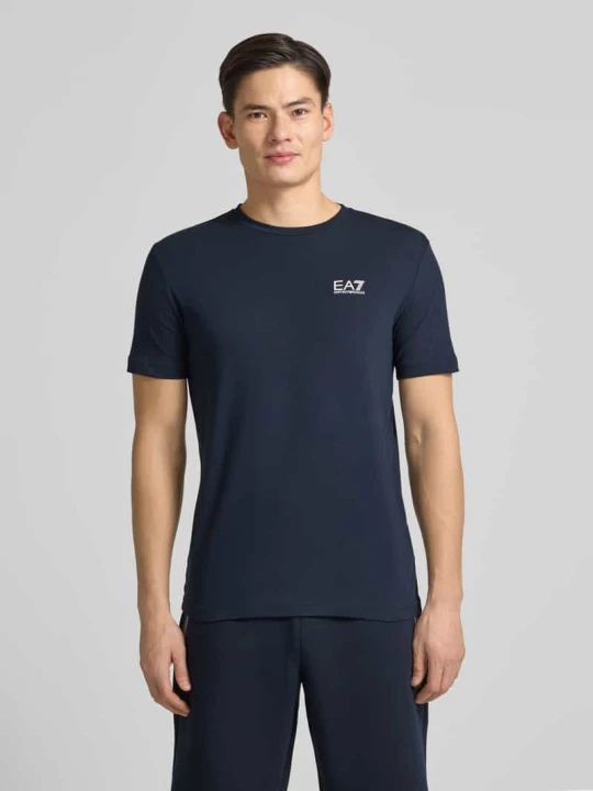 Zdjęcie produktu T-shirt z nadrukiem etykiety EA7 Emporio Armani Ciemnoniebieski
