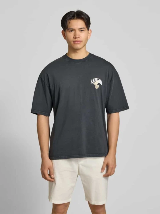 Zdjęcie produktu t-shirt z nadrukiem z logo i motywem REVIEW Czarny