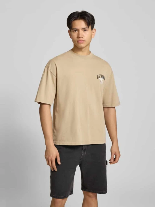 Zdjęcie produktu t-shirt z nadrukiem z logo i motywem REVIEW