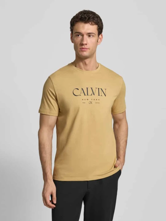 Zdjęcie produktu t-shirt z nadrukiem z logo i okrągłym dekoltem Calvin Klein Musztardowy